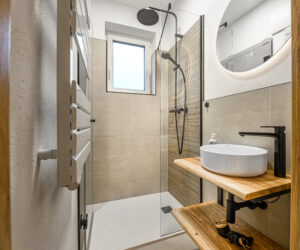 Modernes Badezimmer mit Dusche und Waschtisch