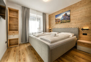 Schlafzimmer mit Kingsize-Bett und Smart TV