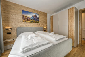 Schlafzimmer mit Kingsize-Bett und Kleiderschrank