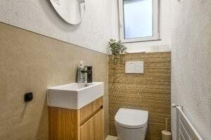 Separates WC mit kleinem Waschbecken